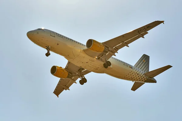 Avião a jato pousando no céu brilhante em Bruxelas — Fotografia de Stock