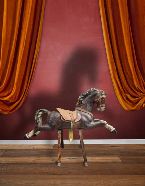 Caballo vintage de madera para niños con su fuerte sombra — Foto de Stock