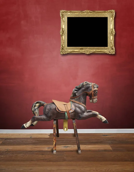 Cavallo vintage in legno per bambini con cornici in alluminio — Foto Stock