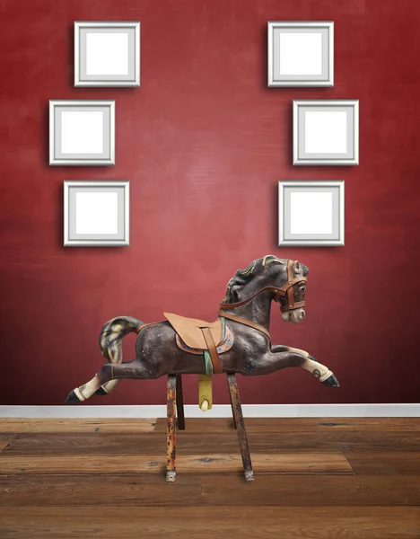 Cavallo vintage in legno per bambini con cornici in alluminio — Foto Stock