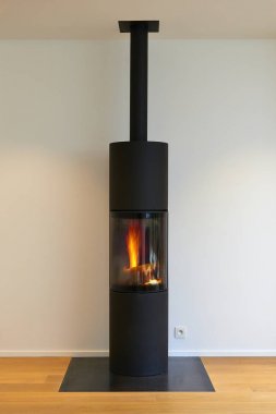 Modern metal şömine flamme beyaz duvara ile