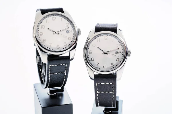 Dois relógios clássicos e suporte isolado em branco — Fotografia de Stock