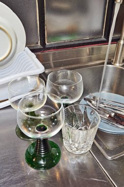 Daha önce çamaşır kirli tabak ve çatal bıçak takımı mutfak lavabo