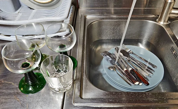 Piatti sporchi e posate nel lavello della cucina prima del lavaggio — Foto Stock