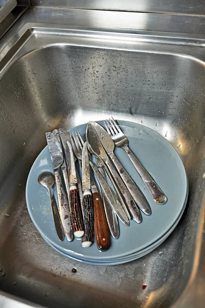 Vuile borden en bestek in keuken gootsteen vóór het wassen — Stockfoto