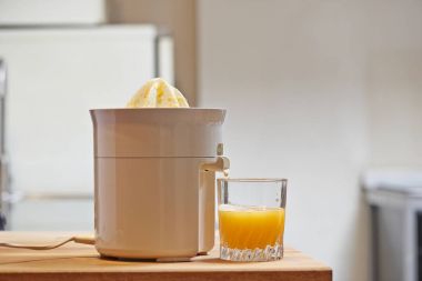 Elektrikli meyve sıkacağı ve modern mutfakta sulu cam