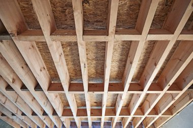 Tavan Oda ve yüklü yeni ahşap çerçeve