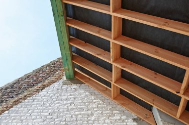 Çift tavan çerçeve ve yüklü yeni ahşap çerçeve