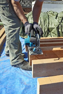 Elektrik kullanarak mavi yakalı marangoz gördüm