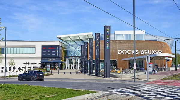 Zonnige lente bij de hoofdingang van de Docks Bruxsel — Stockfoto
