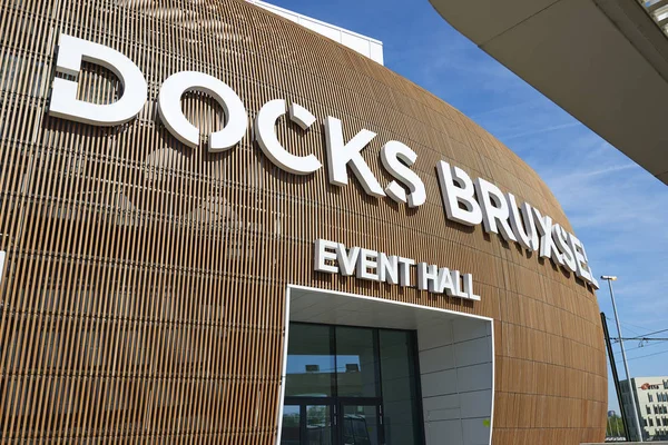 Kijk op het logo van Docks Bruxsel Main ingang evenementenhal — Stockfoto