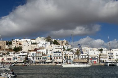 Marina ve Naxos şehrinin liman, Bulutlu gün Yunanistan