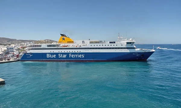 Ferry boot Blue Star Naxos in de haven van Paros op 2 juli 2019. — Stockfoto