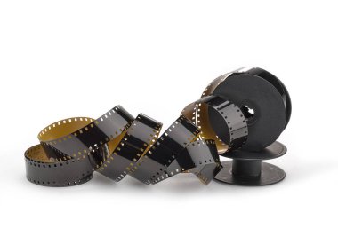 35 mm 'lik şerit bir filmin kıvrımlı sarmalı ve güçlü gölgesi