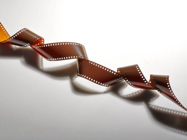 35 mm 'lik şerit bir filmin kıvrımlı sarmalı ve güçlü gölgesi