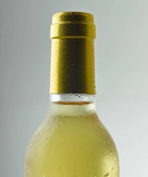 Garrafa de vinho branco e sua tampa em close-up — Fotografia de Stock