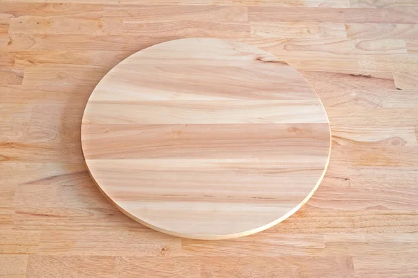Tomma svarvning ost eller pizza bricka på underbart bord — Stockfoto