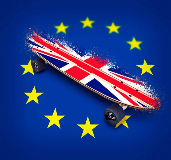 Fa deszka az Egyesült Királyság zászlóval az európai zászló. — Stock Fotó