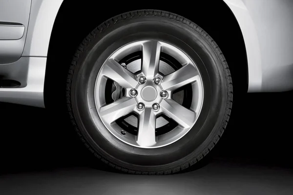 Silbernes Leichtmetallrad und Bremse am Reifen — Stockfoto