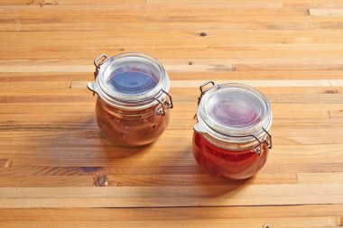 Ahşap kaplama, reçelli cam kavanoz.