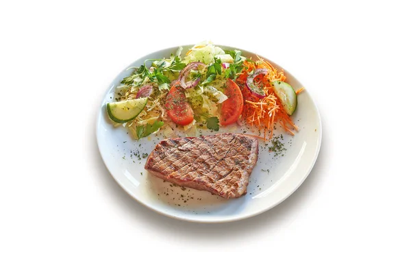 Біла тарілка зі смачним яловичим стейком з м'ясом та салатом — стокове фото