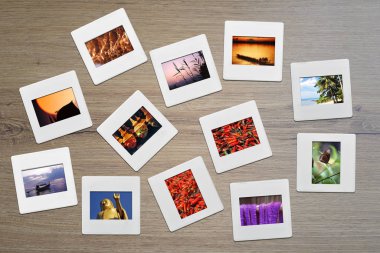 Tahta arkaplanda izole edilmiş 12 kare slayt