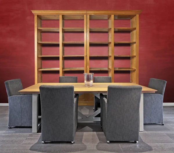 Lege dubbele houten bibliotheek en luxe eettafel — Stockfoto