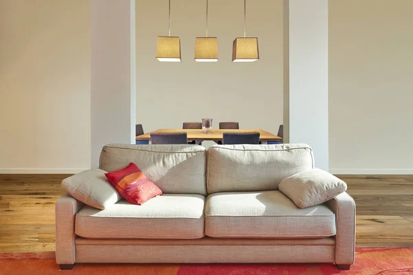 Elegancka klasyczna sofa z przodu w luksusowym apartamencie — Zdjęcie stockowe