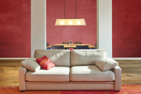 Elegant klassisk Sofa fra fronten i luksuriøs leilighet – stockfoto