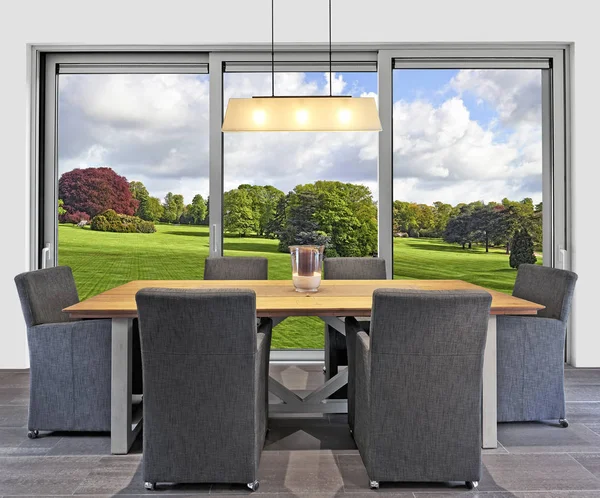 Элегантный классический обеденный стол с большими окнами — стоковое фото