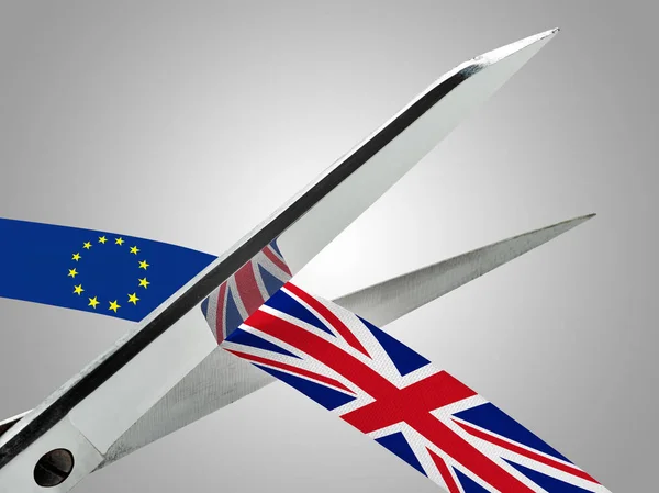 Nożyczki przecinające wstążkę oznaczoną flagą brytyjską i europejską — Zdjęcie stockowe
