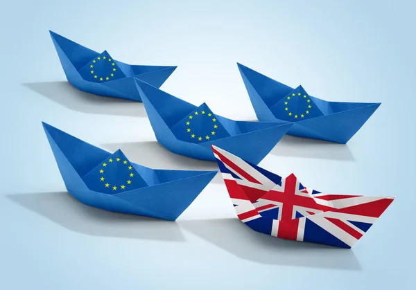 Sammlung von Booten in Origami mit UK-Flagge und europäischen Flaggen — Stockfoto