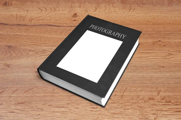 Černá kniha fotografií s prázdným rámečkem pro vaše obrázky — Stock fotografie