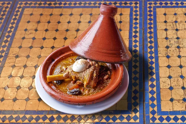 Marokański Prune jagnięcina tajine na kolorowym stole mozaiki — Zdjęcie stockowe