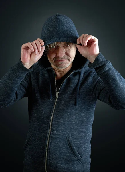 Portrét Muže Držícího Svou Košili Kapucí Skloněném Pozadí — Stock fotografie