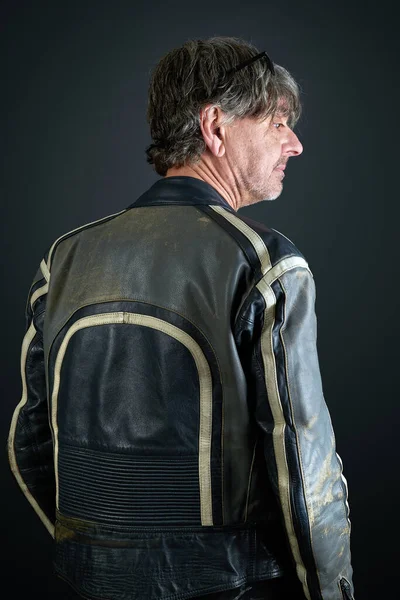 Porträt Eines Mannes Mit Biker Lederjacke Auf Steigungsuntergrund — Stockfoto