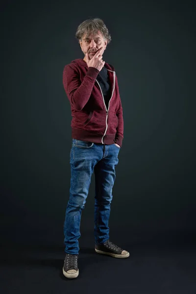 Retrato Homem Com Camisa Vermelha Calça Jeans Fundo Gradiente — Fotografia de Stock