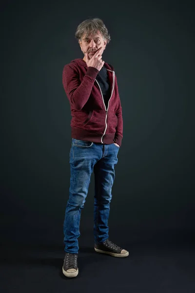 Retrato Hombre Con Camisa Roja Pantalón Mezclilla Sobre Fondo Degradado —  Fotos de Stock