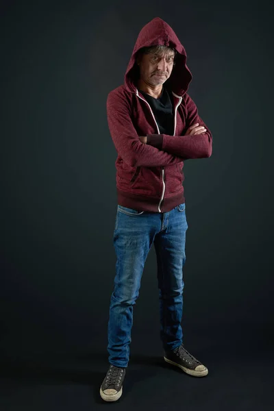 Retrato Homem Com Camisa Vermelha Calça Jeans Fundo Gradiente — Fotografia de Stock