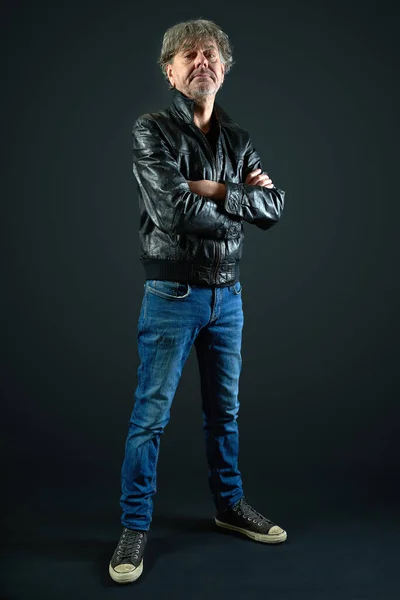 Retrato Homem Com Jaqueta Couro Calça Jeans Fundo Gradiente — Fotografia de Stock