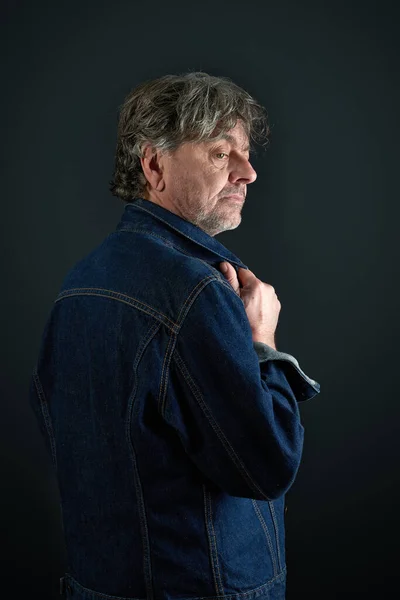 Πορτραίτο Ενός Άνδρα Μπλε Τζιν Σακάκι Στο Φόντο Κλίση — Φωτογραφία Αρχείου