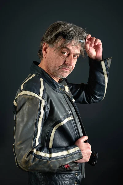 Portrét Muže Koženou Cyklistickou Bundou Sklonu Pozadí — Stock fotografie