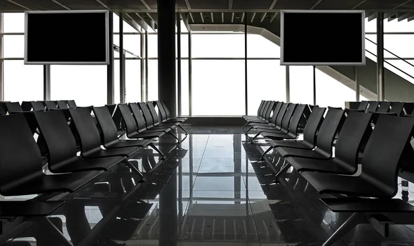 Linhas Cadeiras Pretas Aeroporto Com Telas Branco Janelas Brancas Caminho — Fotografia de Stock