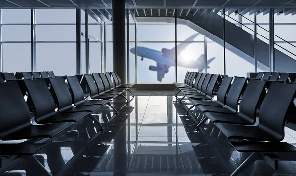 Havaalanında Sıra Sıra Siyah Sandalyeler Güneş Işığına Karşı Bir Uçak — Stok fotoğraf