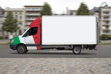 İtalyan teslimat kamyonu şehir yolunda ilerliyor..