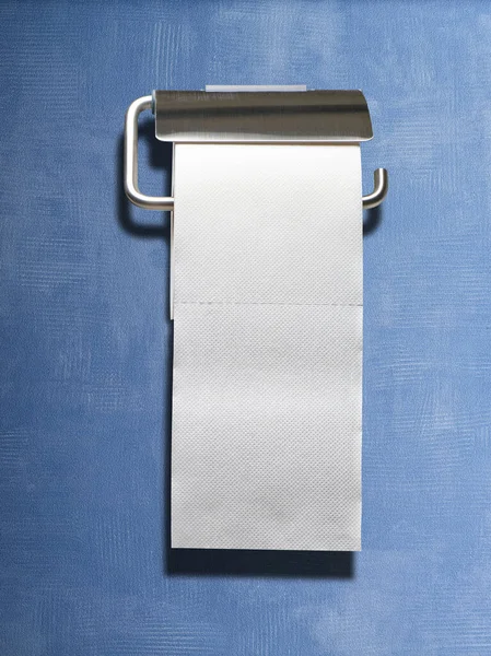Biały Uchwyt Papieru Toaletowego Teksturowanej Niebieskiej Tapecie — Zdjęcie stockowe