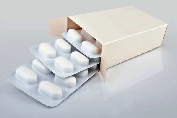 Χάπια Κυψέλη Βγαίνει Από Κουτί Πάνω Από Βαθμιδωτό Φόντο Σκιά — Φωτογραφία Αρχείου