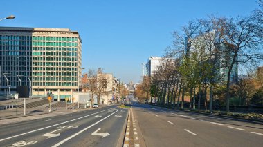 Brüksel, Belçika - 5 Nisan 2020: Hapis süresi boyunca Brüksel 'deki Botanique Bulvarı.