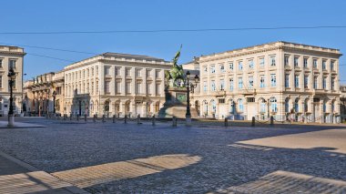 Brüksel, Belçika - 5 Nisan 2020: Brüksel 'deki Godefroid de Bouillon heykelinin bulunduğu Royale Meydanı.
