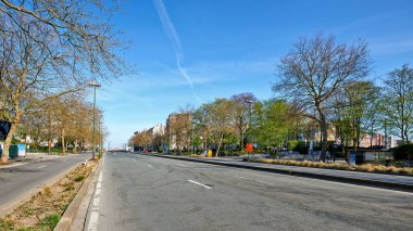 Brüksel, Belçika - 07 Nisan 2020: Brüksel 'deki Brand Witlock Bulvarı ve Vergotte Meydanı' nda gözaltı süresi boyunca hiç insan ve araba yoktu.